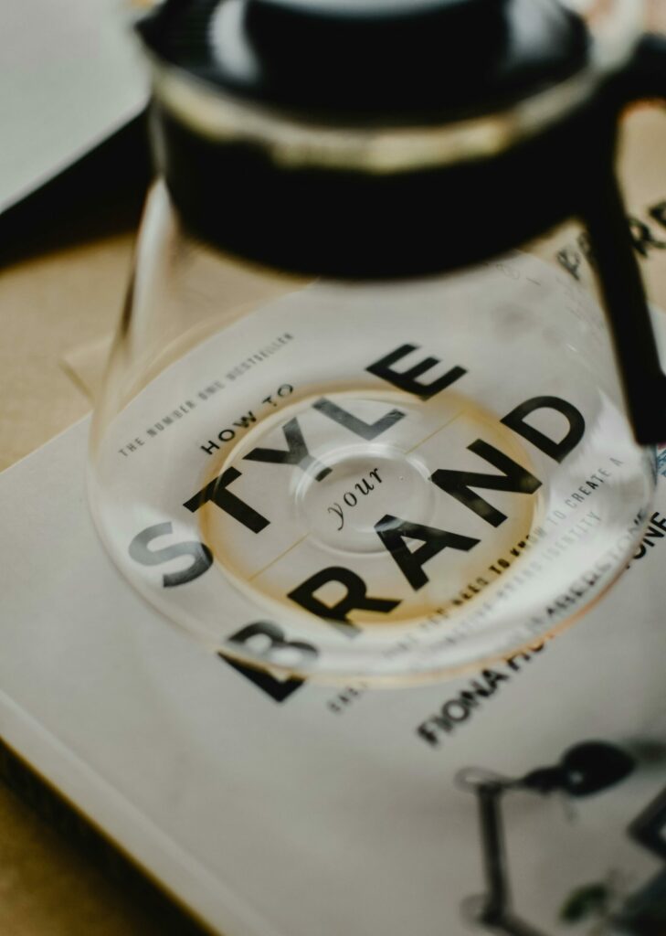 Exemple de création d’identité visuelle professionnelle, incluant la conception de logo, palettes de couleurs, typographie et univers graphique pour une image de marque cohérente et impactante.